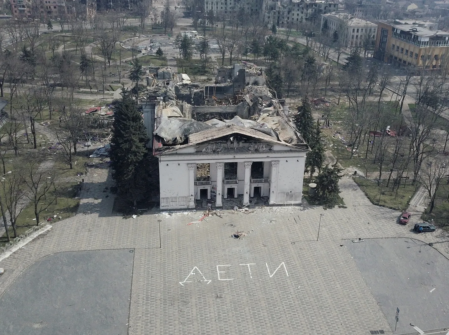 Purustatud Mariupoli teatrihoone möödunud aasta aprilli alguses.