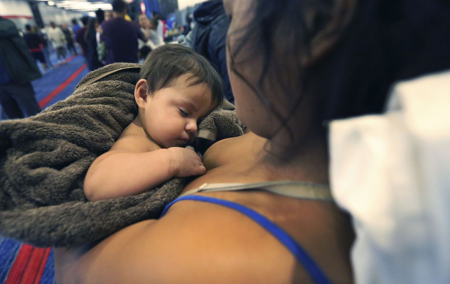 Orkaani ajal jäid paljud emad koos imikutega kodutuks. Alexis Hernandez on üks neist, kes koos lapsega evakueerus.