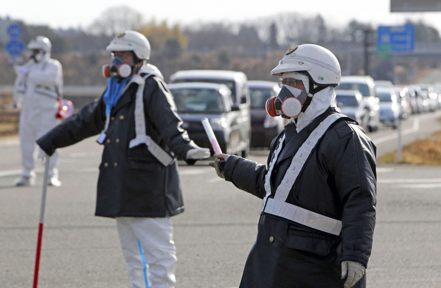 Politseinikud Fukushima tuumajaama juures evakueerimist korraldamas.