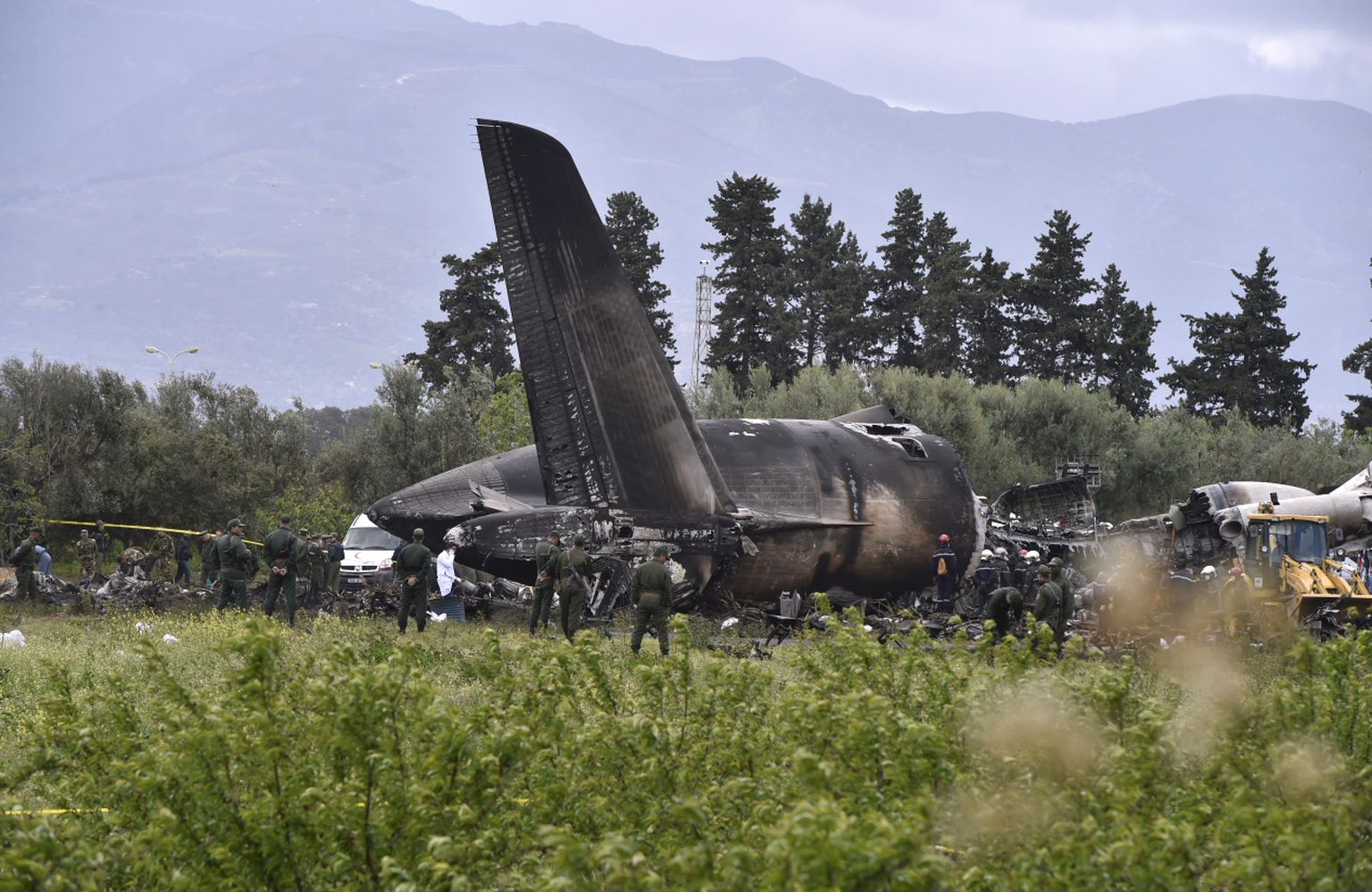 Päästjad töötamas Boufariki lennuväebaasi lähistele põllule alla kukkunud lennuki vraki juures. Lennuõnnetusest ei pääsenud keegi eluga.
