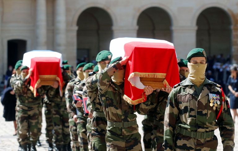 Commando Hubert' võitlejad kandsid langenud kaaslaste kirstud mälestustseremooniaks kohale. 