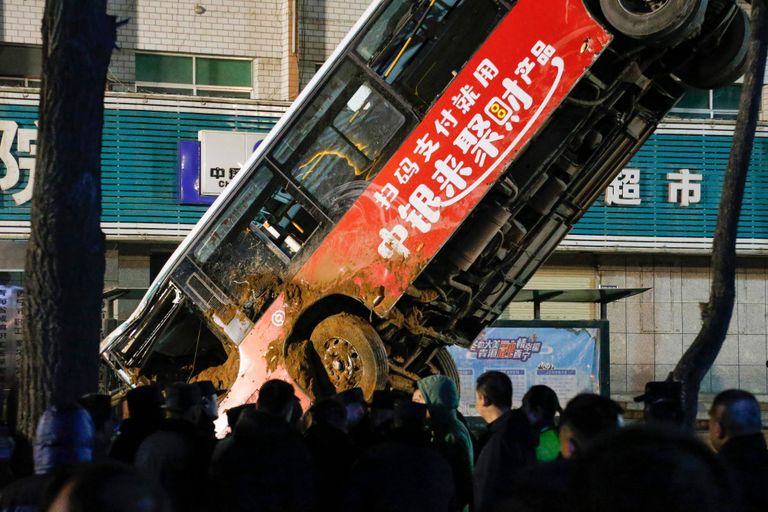 Hiina päästetöötajad tõmbamas Qinghai provintsis Xiningis karstilehtrisse kukkunud bussi välja.
