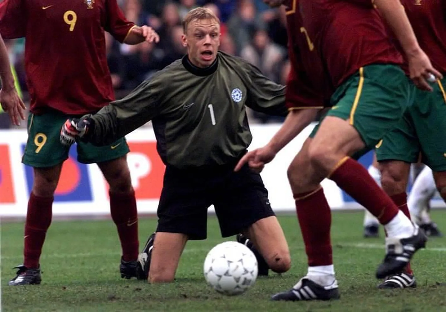 Mart Poom 2002. aasta MM-valikmängus Portugali vastu. Ka karjääri viimase mängu peab ta sama koondise vastu.