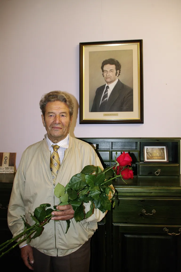 SIIANI KOOLIS KOHAL: Kümme aastat tagasi tehtud pilt, kus Villio Reinsalu seisab juba pensionärina kunstnik Vello Paluoja maalitud portree ees, mille kool tellis.