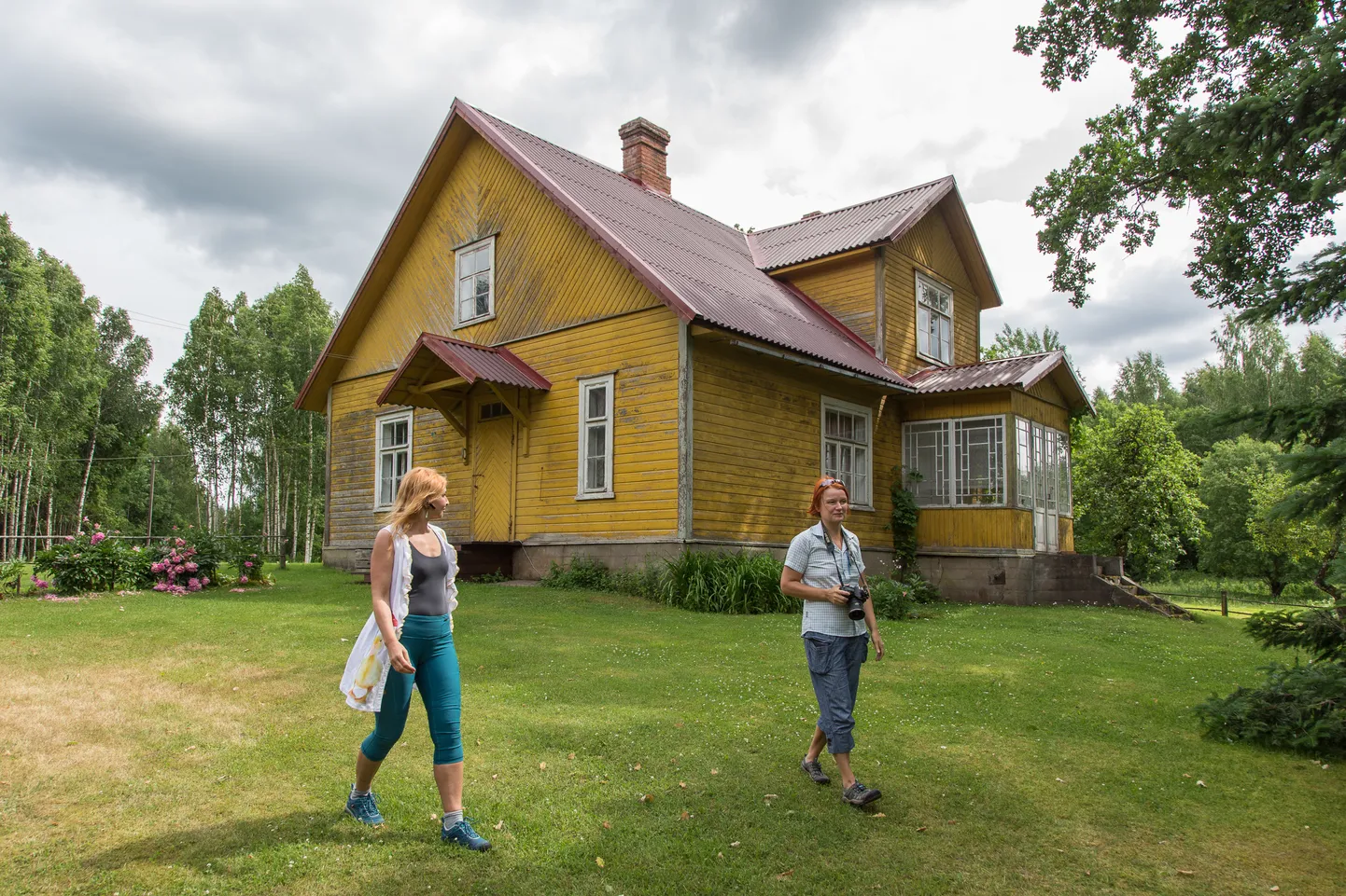 Varessaares asuv elamu on ümberpööratud koopia majast, mis Võide külast vabaõhumuuseumi viidi ja seal Härjapea talu osaks sai.