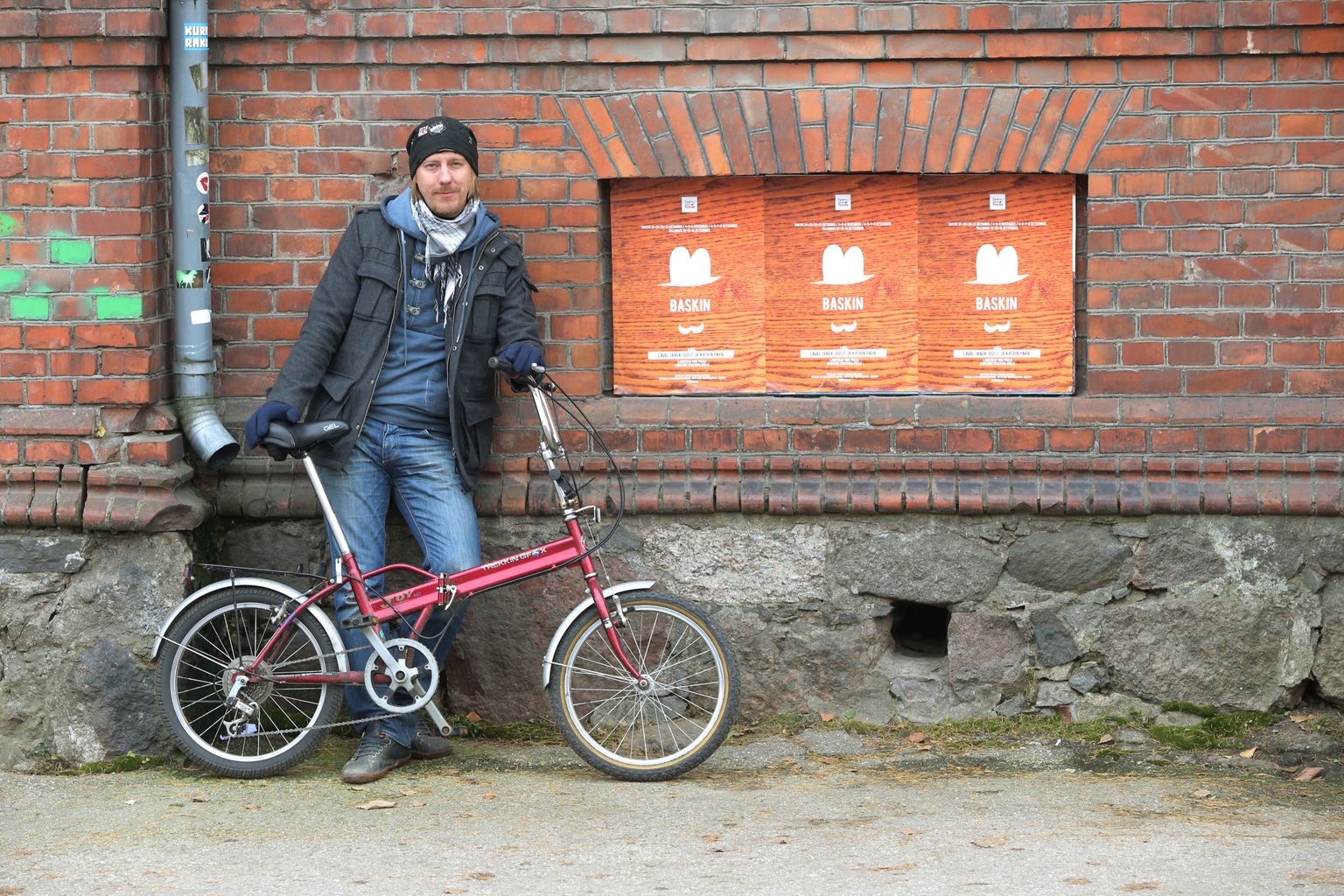 Janek Joost oma igapäevase liiklusvahendiga Tartu Uue Teatri ees.