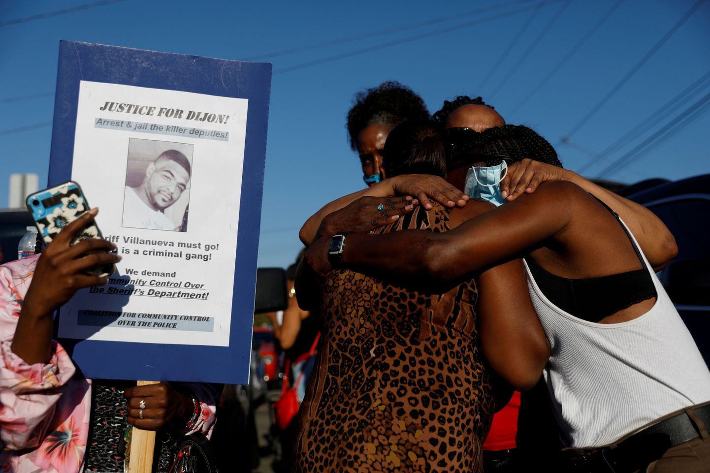 Los Angeleses politseitulistamises elu kaotanud Dijon Kizzee pereliikmed kallistamas üksteist. Pildil on ka Kizzee pildiga protestija