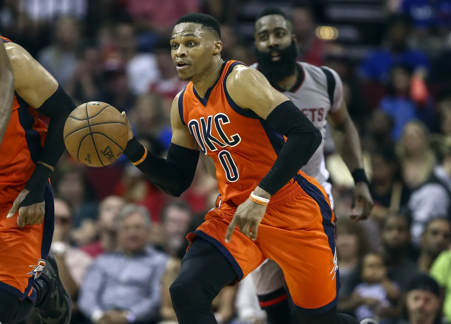 Russell Westbrook (palliga) sai kirja hooaja 36. kolmikduubli, taga Houston Rocketsi täht James Harden.