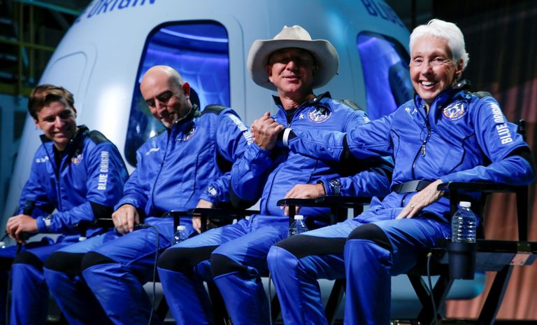 Kosmosefirma Blue Origin asutaja Jeff Bezos (kaabuga), ta kõrval paremal on Wally Funk, vasakul ta vend Mark Bezos ja siis Oliver Daemen