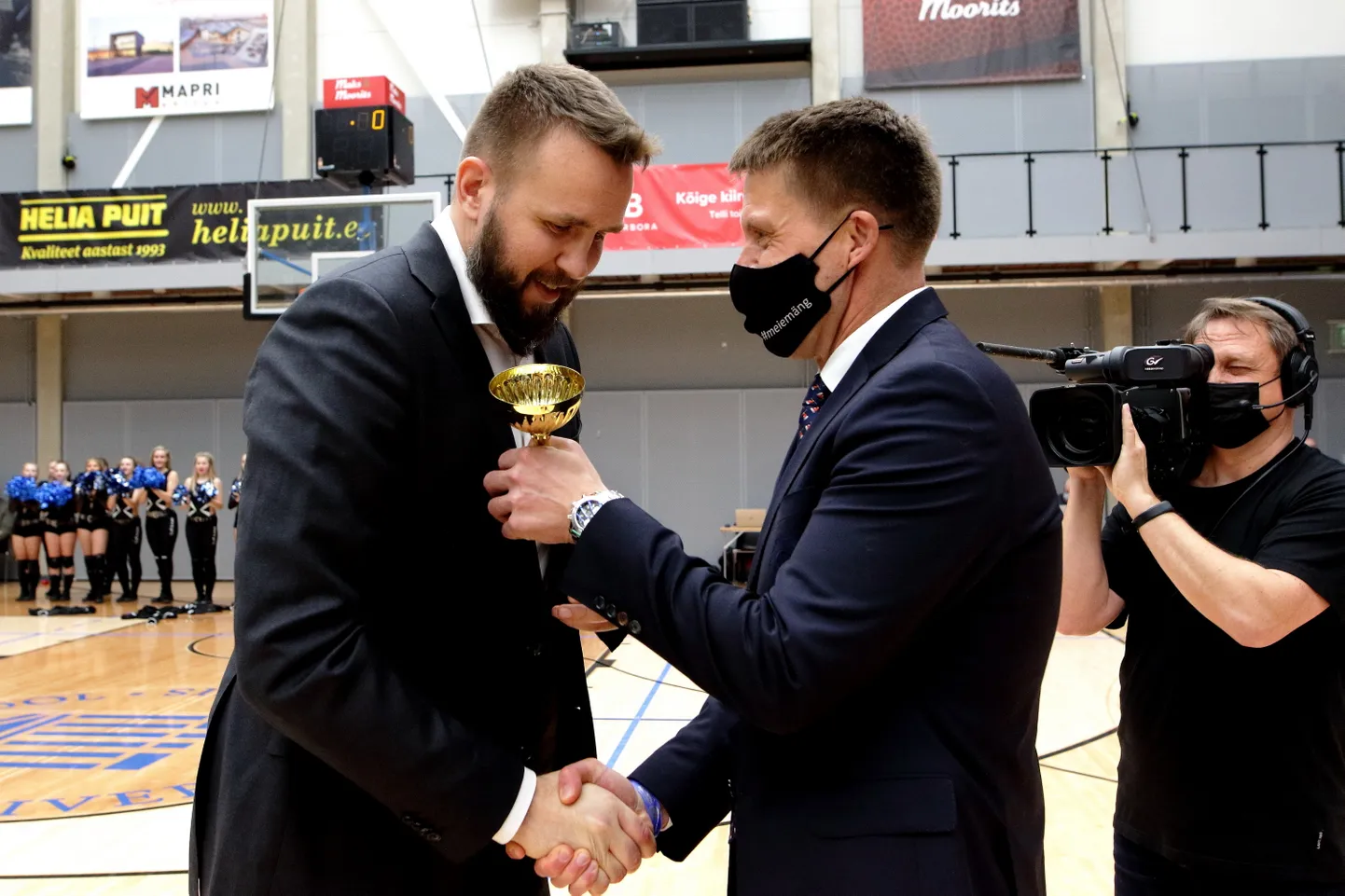 Eesti Korvpalliliidu president Priit Sarapuu autasustab Tartu Ülikooli Akadeemilise Spordiklubi korvpalli spordidirektorit Janar Taltsi.