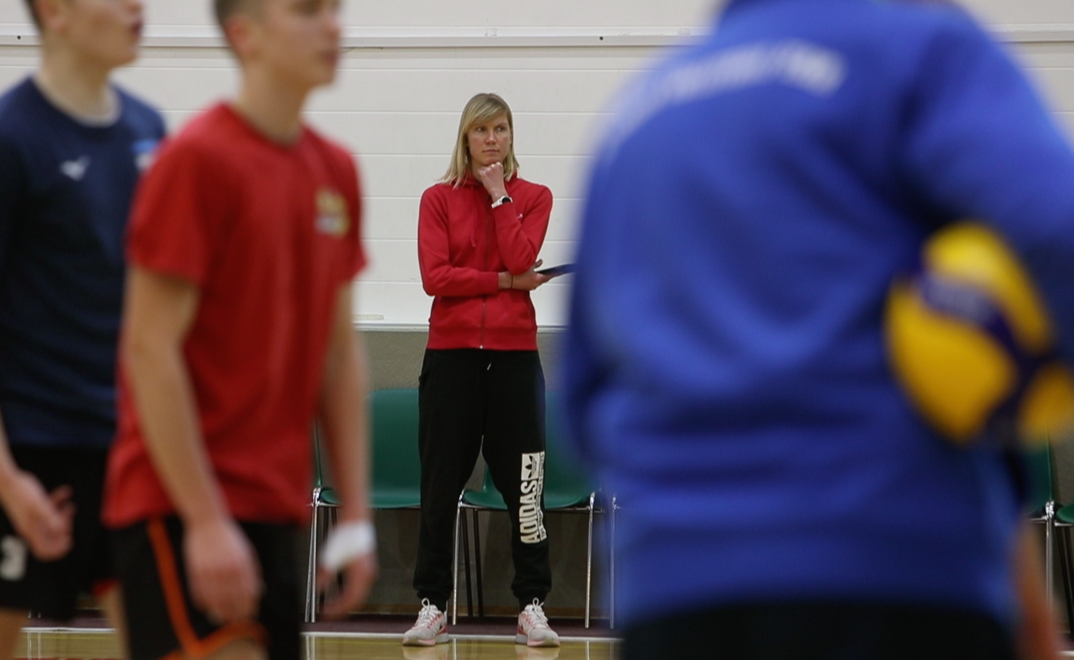 Kristel Kiens noorte treeningul tähelepanekuid tegemas.