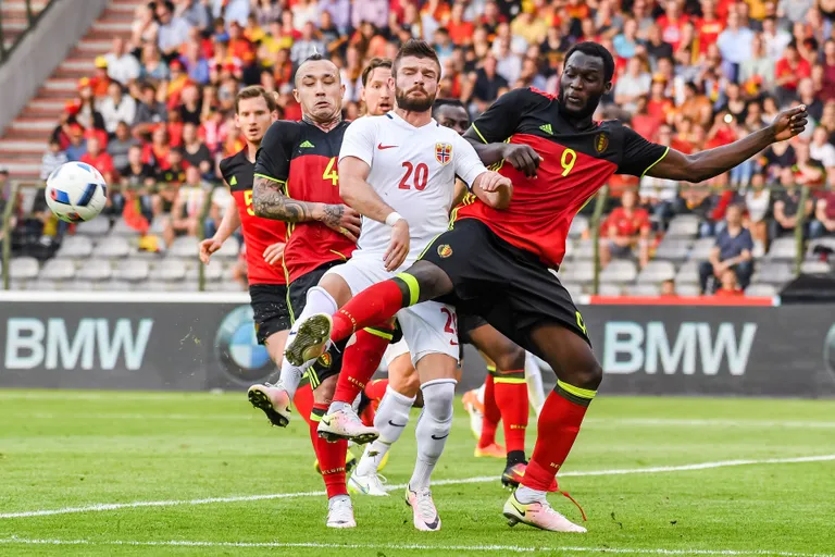 Valon Berisha (keskel) vahetas Norra koondise särgi Kosovo oma vastu. FOTO: Scanpix