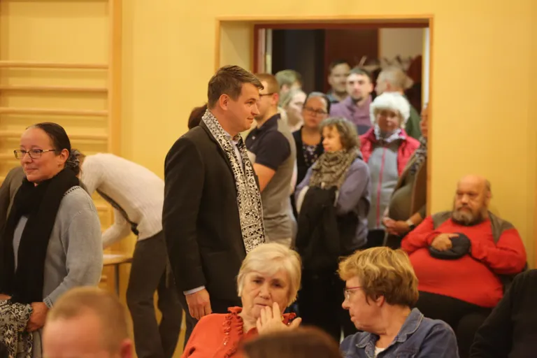 Mõni minut enne koosoleku algust lookles registreerimislaua taga järjekord. Keskel Antsla vallavanem Avo Kirsbaum.