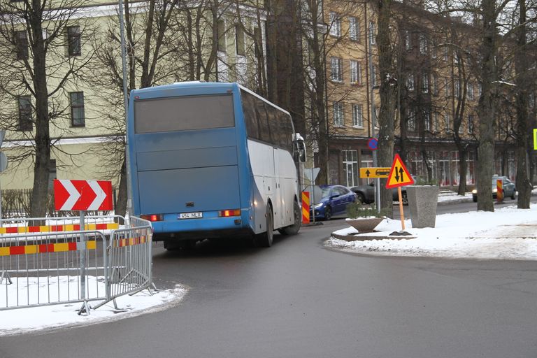 С этой стороны полоса, по которой движется автобус, не обозначена как "полоса для транспортных средств общего пользования".