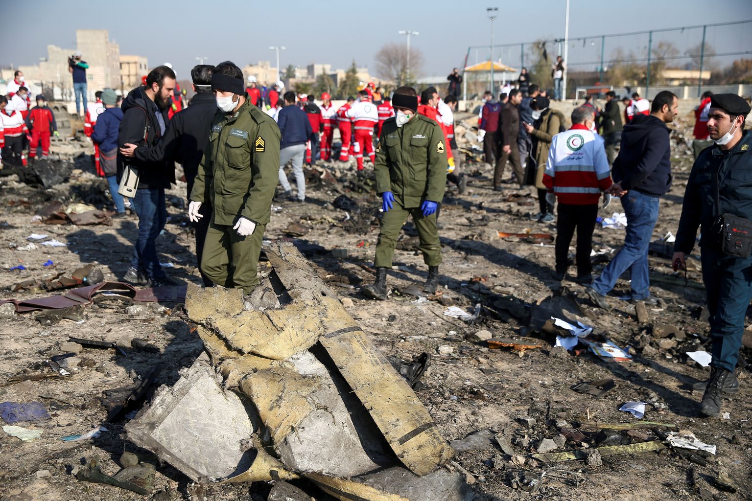 Julgeolekutöötajad ja Punase Poolkuu töötajad Ukraina reisilennuki õnnetuspaigas Teherani Imaam Khomeini lennujaama lähistel.
