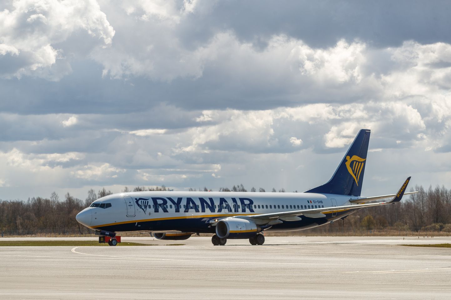 Самолет Ryanair в Таллиннском аэропорту.