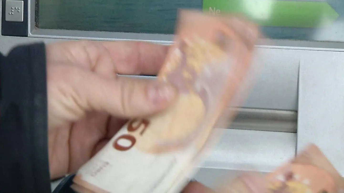 Деньги.