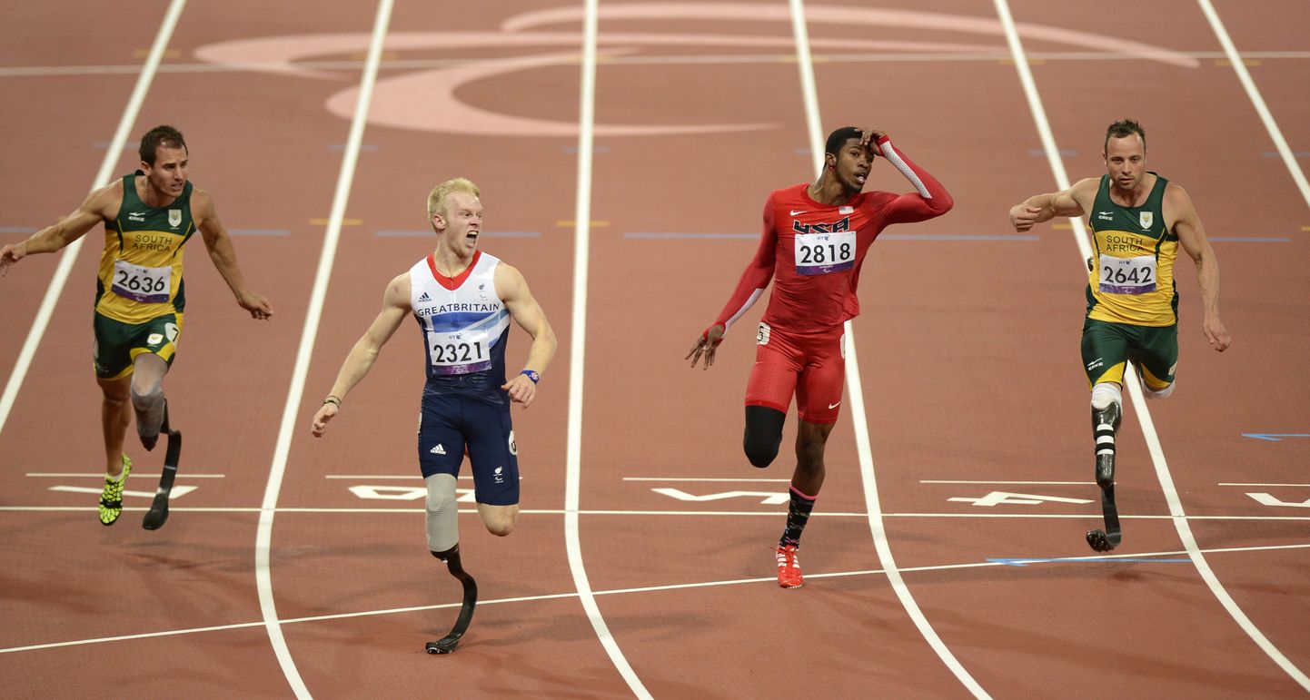 Paraolümpia 100 m jooksu võitis Jonnie Peacock (vasakult teine), Arnu Fourie (vasakul) sai pronksi ning Richard Brown (paremalt teine) hõbeda, Oscar Pistorius (paremal) jäi esimesena medalita.