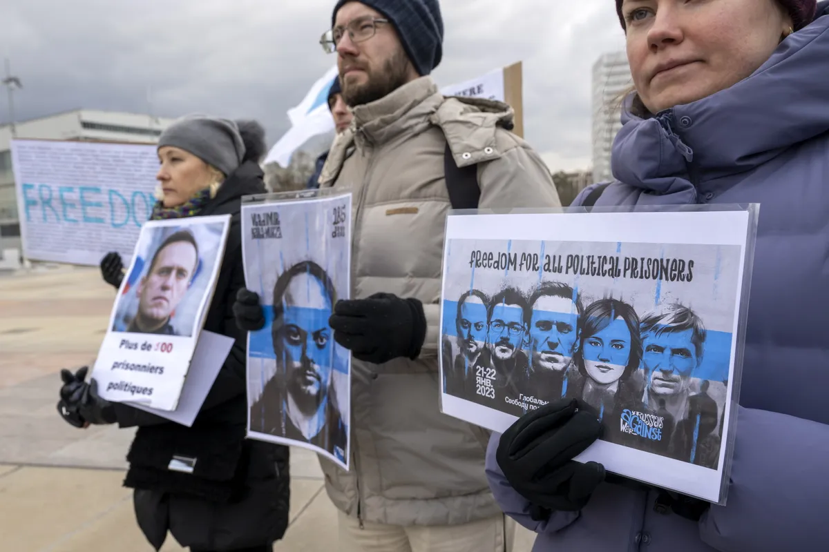 Россияне, проживающие в Швейцарии, и их сторонники принимают участие в международной акции солидарности с российскими политическими заключенными. Акция прошла напротив посольства РФ. Женева, Швейцария, 22 января 2023 года