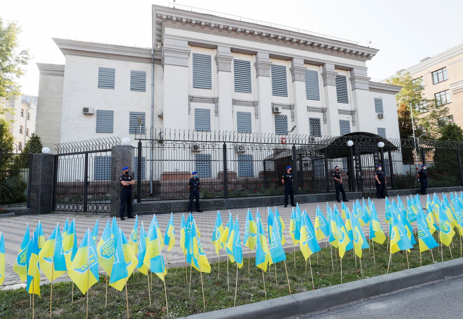Ukraina vägede ja Venemaa toetatud separatistide konfliktis hukkunute mälestuseks üles seatud Ukraina lipud Venemaa saatkonna ees Kiievis mullu augustis.