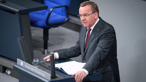 Министр обороны Германии ожидает нападения России на НАТО в течение пяти-восьми лет