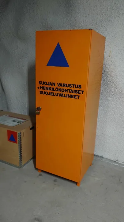 Varjendisümboolikaga kapp.