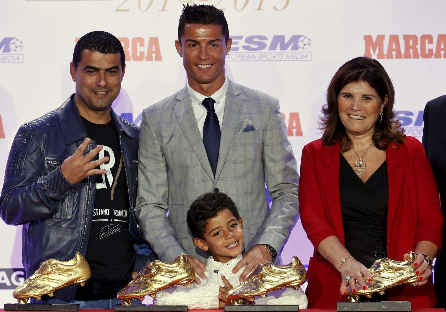 Cristiano Ronaldo (keskel) 2015. aastal koos ema Dolores Aveiro, poja Cristiano Ronaldo juuniori ja venna Hugoga.