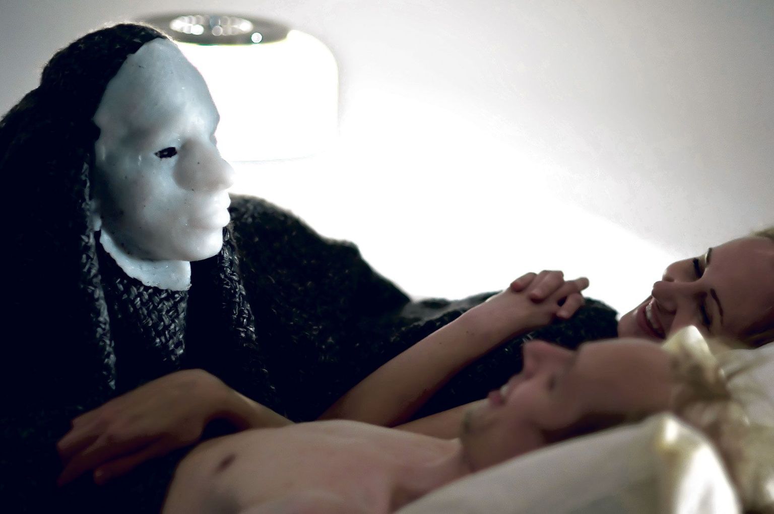 Kristel Leesmendi lavastuses mängivad maskiga Nero Urke ja Marika Barabanštšikova.