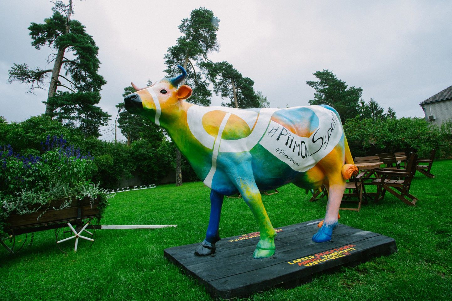 Разноцветная корова, талисман Союза пищевой промышленности.