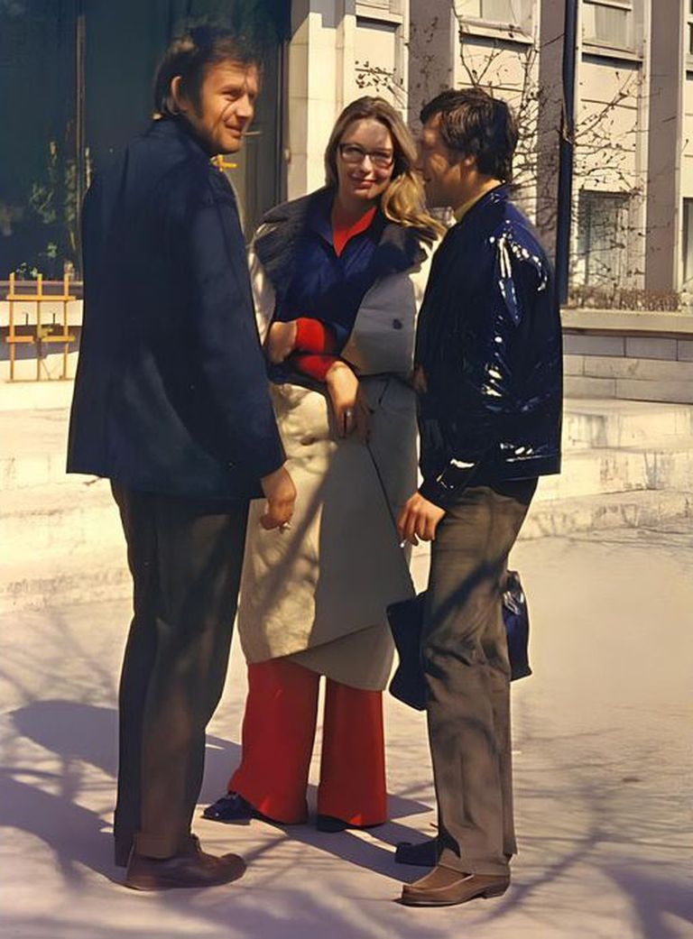 Редкое фото: журналист Мати Тальвик, Марина Влади и Владимир Высоцкий на крыльце теледома в 1972 году.