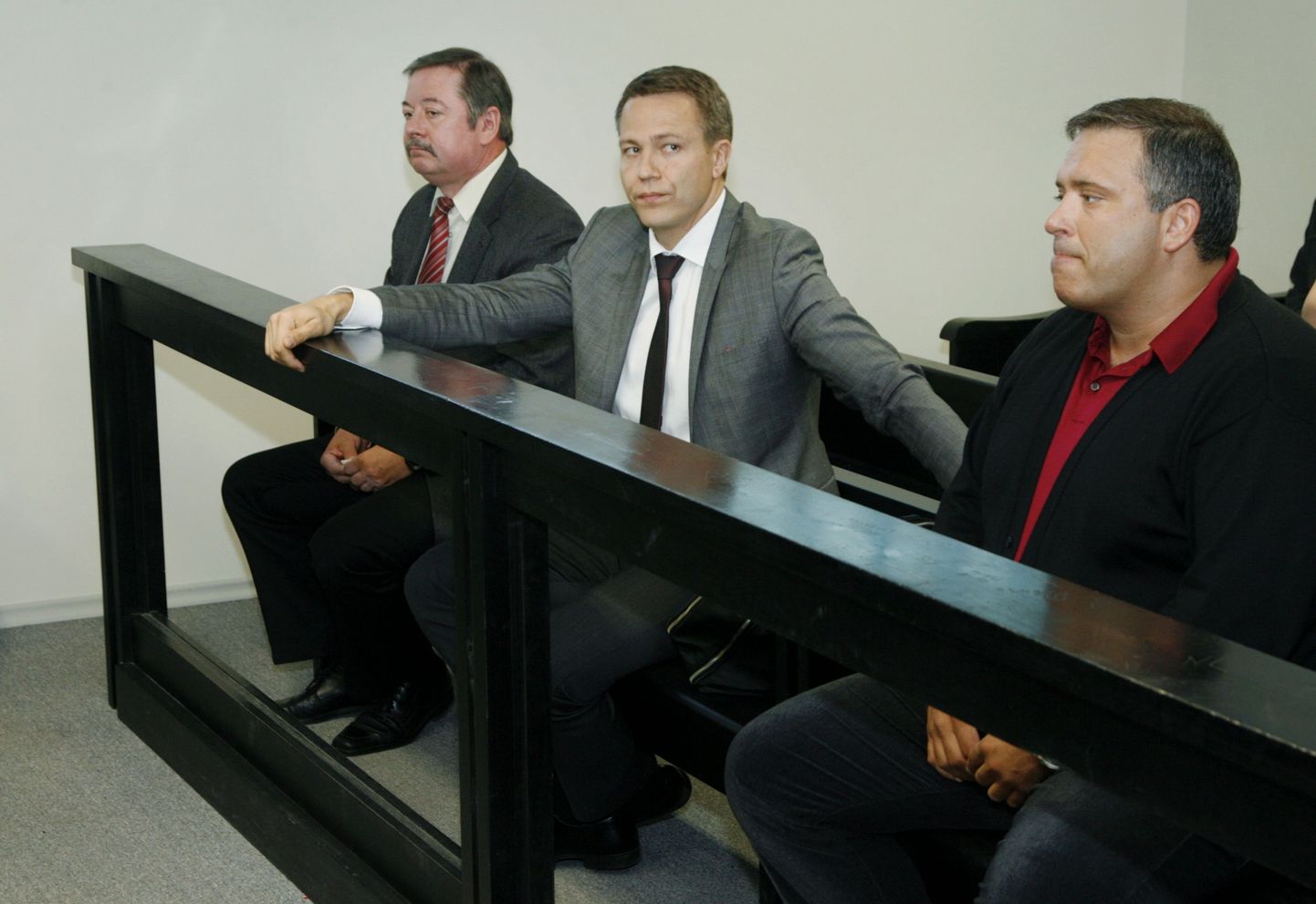 Forgola Groupi praegune omanik Aleksandr Skoblov (vasakult), Liviko juht Janek Kalvi ja Offex Groupi endine suuromanik Igor Zavizion eile Harju maakohtus süüdimõistvat otsust kuulamas. Kõigile neile määrati rahatrahv.