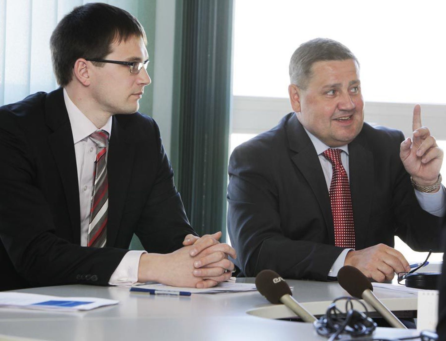 Finantsinspektsiooni juhatuse esimees Raul Malmstein (paremal) ja Eesti Pangaliidu juhatuse esimees 
Riho Unt selgitasid eile, mis muutub juulist laenude andmisel.