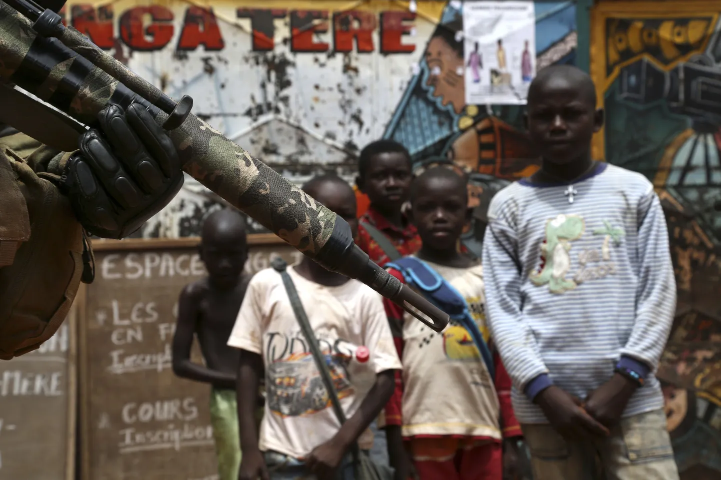 Kesk-Aafrika Vabariigi lapsed püssitoru tagant kiikamas.