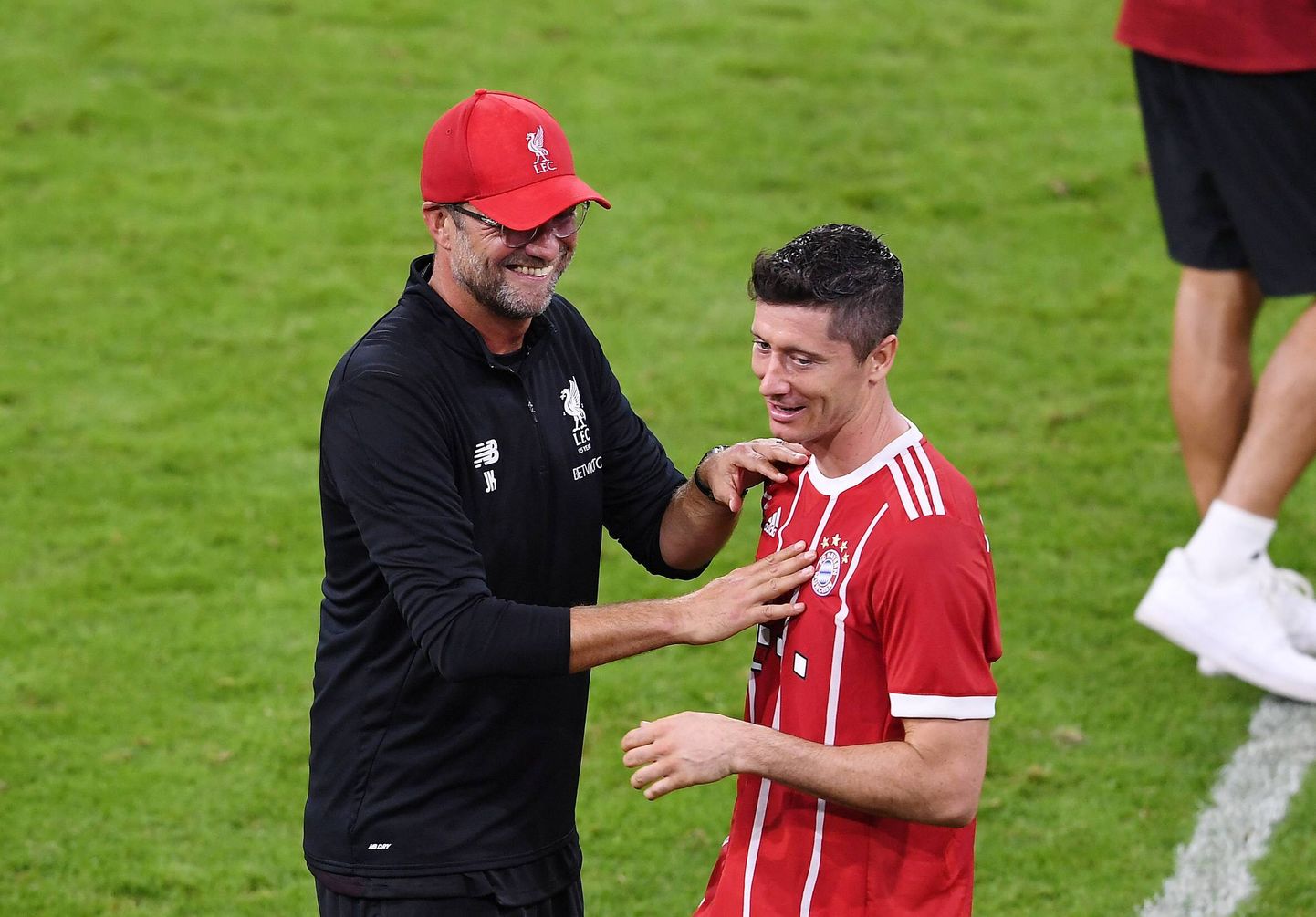 Jürgen Klopp on Liverpooli juhendajana vaid korra Bayerniga kohtunud: 2017. aastal võideti sõpruskohtumine 3:0. Pildil on mees vana sõbra Robert Lewandowskiga.