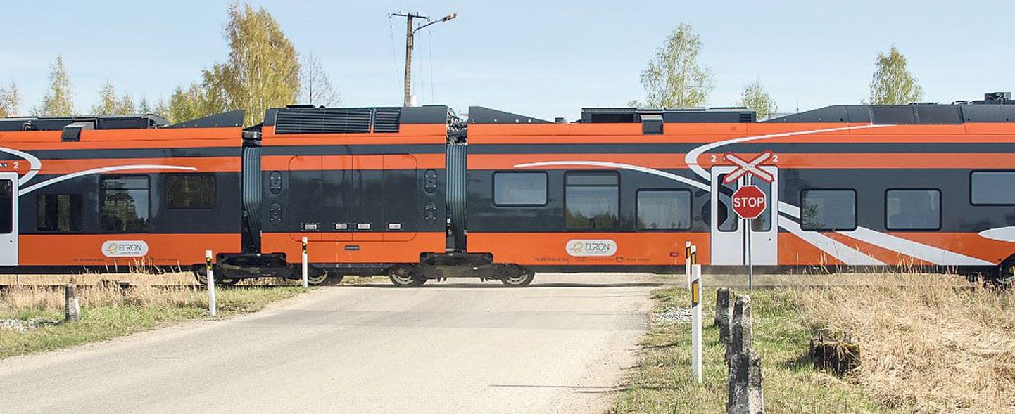 Ainuke Pärnu linna piiresse jääv raudteeülesõit on Kauba tänaval.