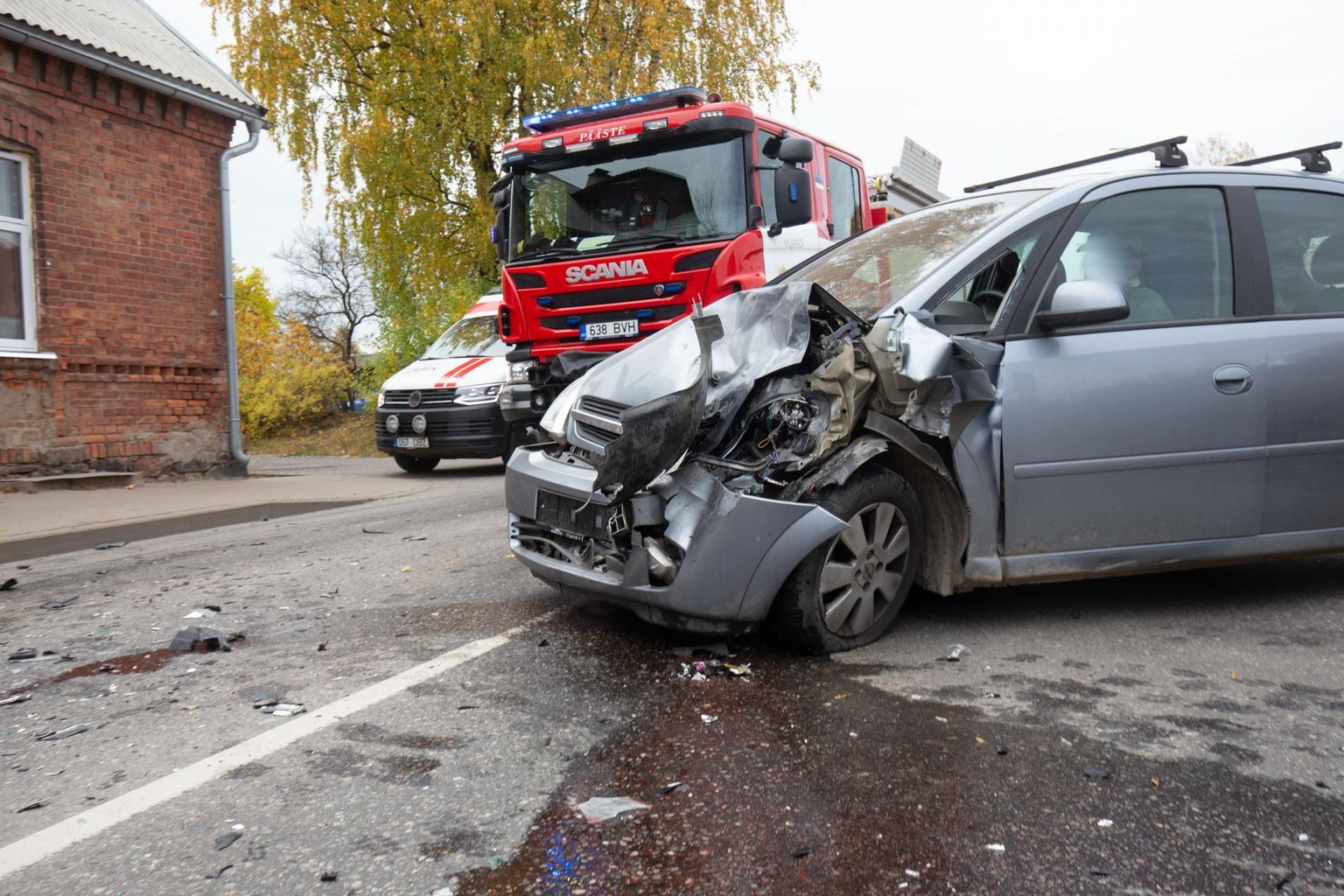 Liiklusõnnetuses said mõlemad autod üsna tugevalt kannatada.