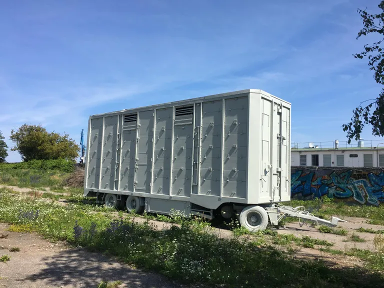Jevgeni Zolotko heli-installatsioon "Ohverdus" Andrejsala sadama tühermaal mängis seostega, mis viitasid ühelt poolt justkui küüditamisele või siis tekitasid seoseid düstoopilise tulevikuga, kus valitseb rusuv eluruumikitsikus. FOTO: