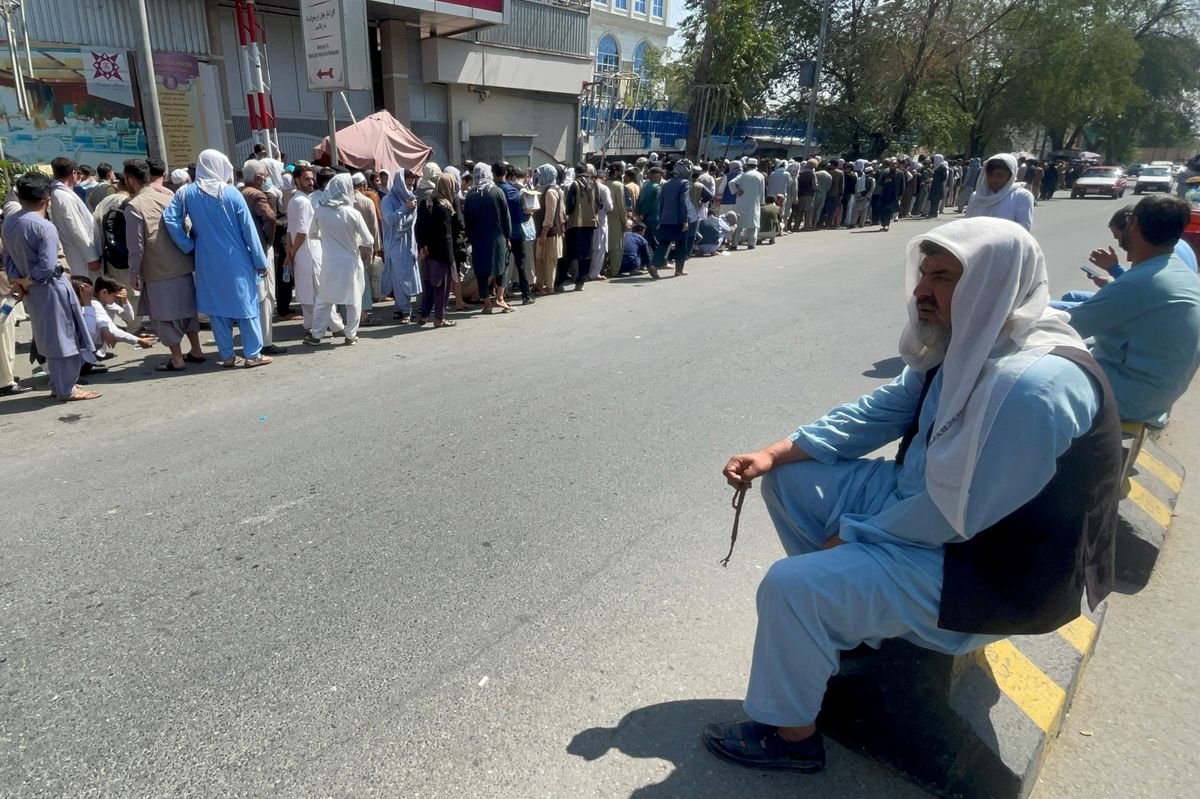 Afgaanid pangauste taga järjekorras, et oma raha väljavõtta. selleks on ranged piirangud.