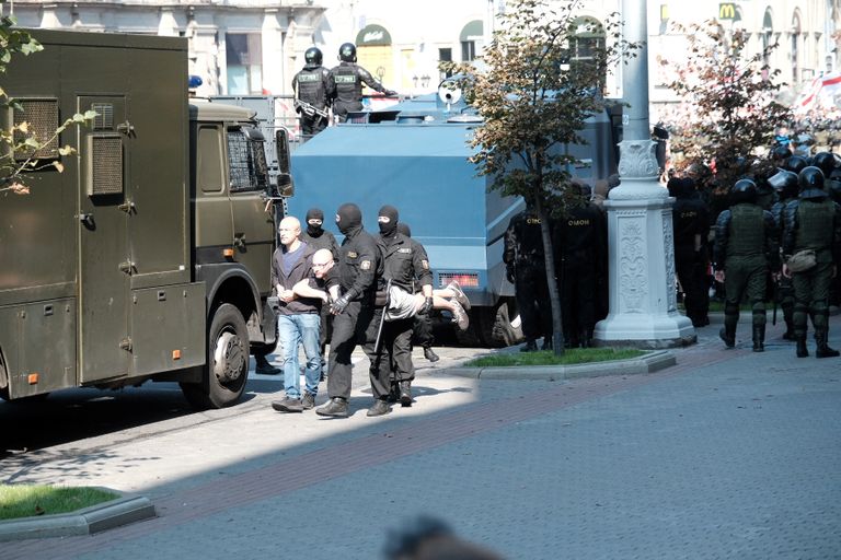 Protestētāja aizturēšana Minskā.