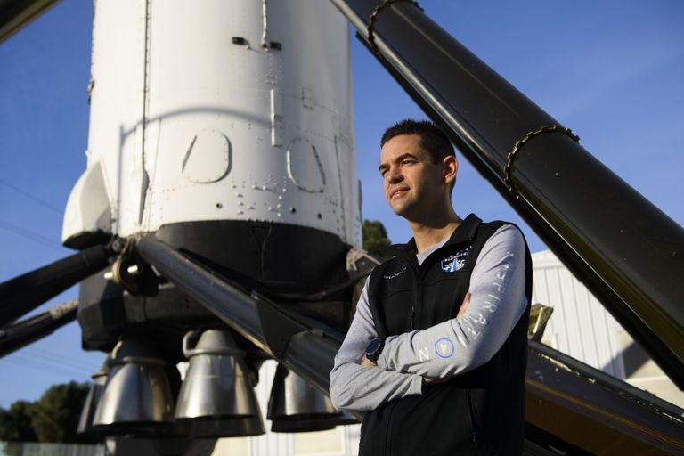 Jared Isaacman laenab raketi koos kosmosesõidukiga Elon Muski kosmosefirmalt SpaceX.