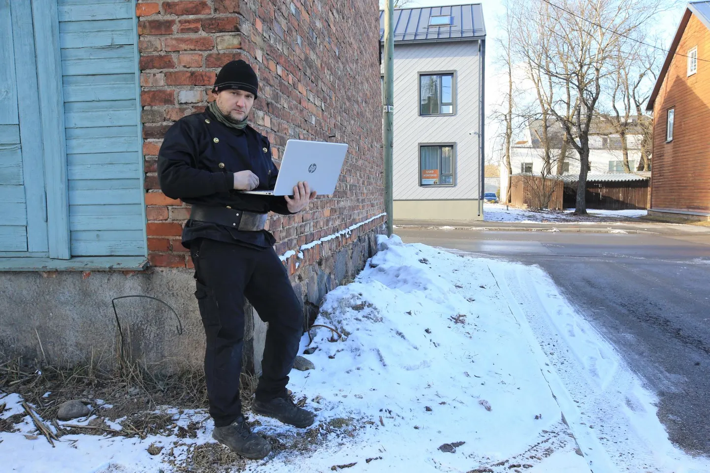 Kui varem on olnud korstnapühkija põhilised töövahendid puhastusharjad ja -tross, siis nüüd tuleb Toomas Hansenil objektile kaasa võtta ka arvuti. Olukorra muudab keeruliseks tõsiasi, et seda riistapuud peab kiivalt kaitsma tahma ja tuha eest.