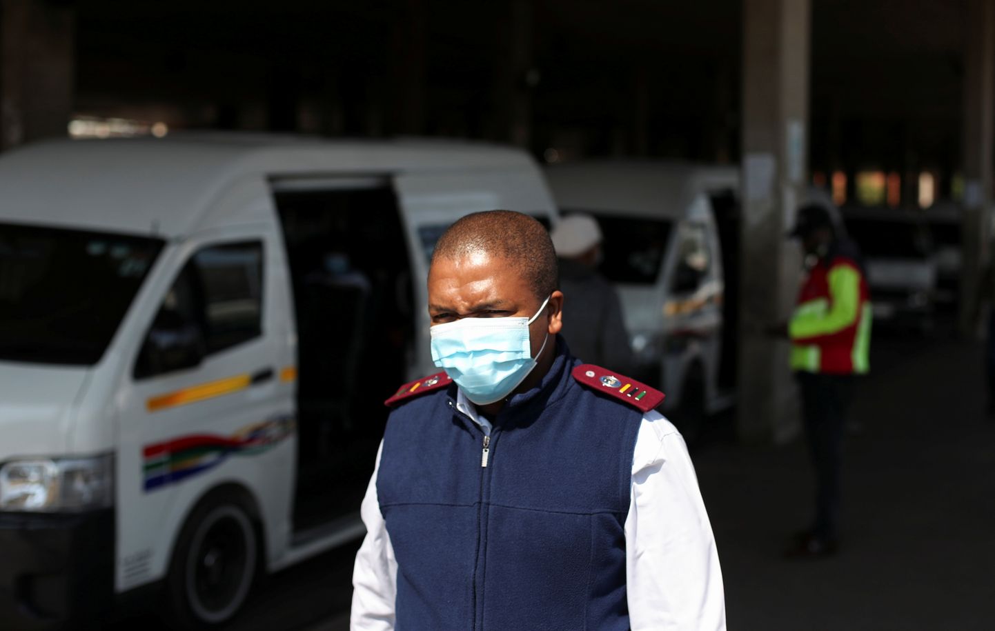 Maskis tervishoiutöötaja Lõuna-Aafrika Vabariigis Sowetos täna.