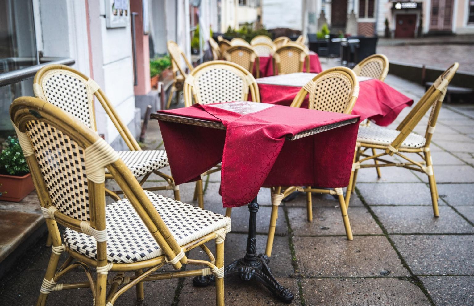 Tänasest ei pea väliterrassil vihma käes sööma, vaid võib kuni kuuekesi restoranis või kohvikus sees einestada. 