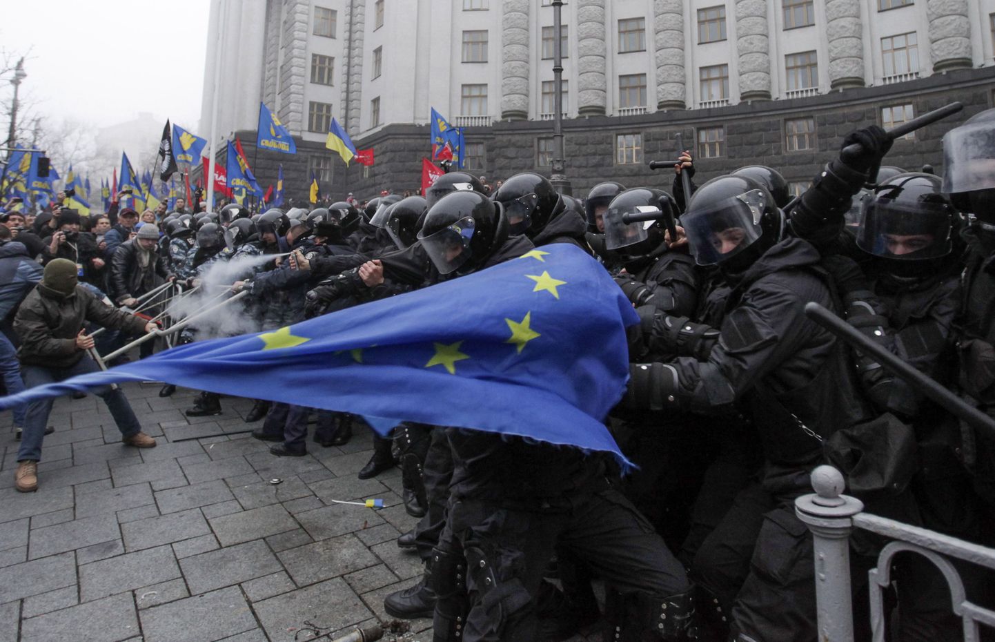 Märulimiilitsate ja Euroopa Liidu poolehoidjate kokkupõrked Kiievis valitsuse hoone ees.