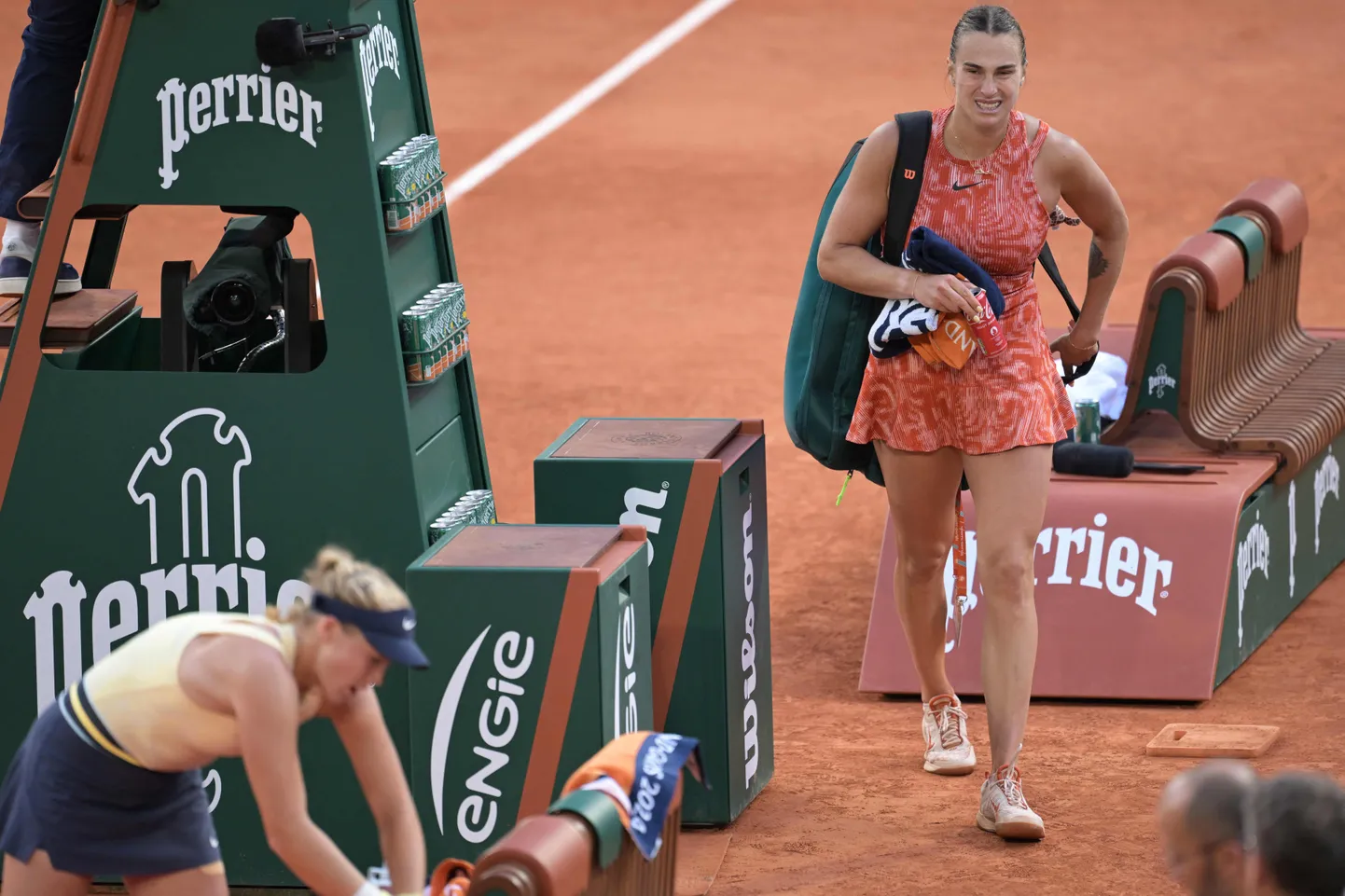 Arõna Sabalenka (paremal) pidi Prantsusmaal reketid pakkima.
