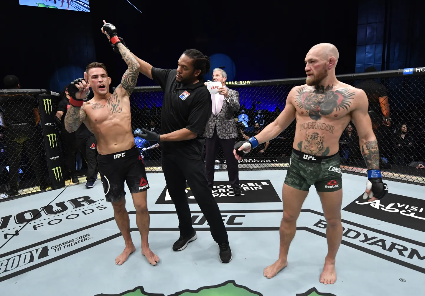 Dustin Poirier (vasakul) sai oma heategevusorganisatsioonile Conor McGregorilt suure annetuse.