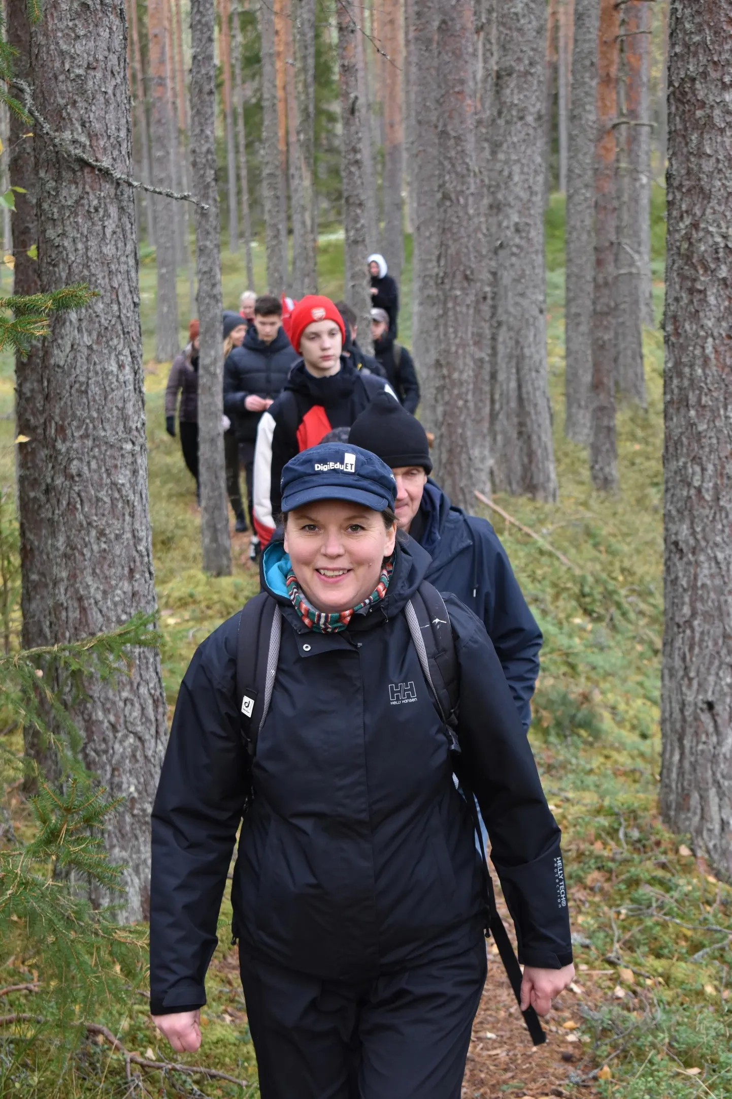 Kaisa Linno tegutsemas “objektil” ehk tutvustamas metsarada.