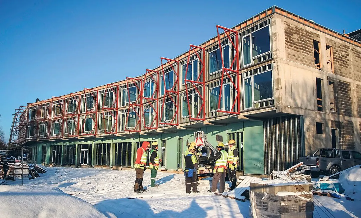 Väiksel pildil on näha sisehoovi rajatud välibassein, suurel pildil täiskõrguseni jõudnud hotellikarp mere poolt vaadatuna. Praegu käivad hotellis fassaaditööd, viimased aknad ja välisuksed saavad hoonele ette selle kuu lõpuks.