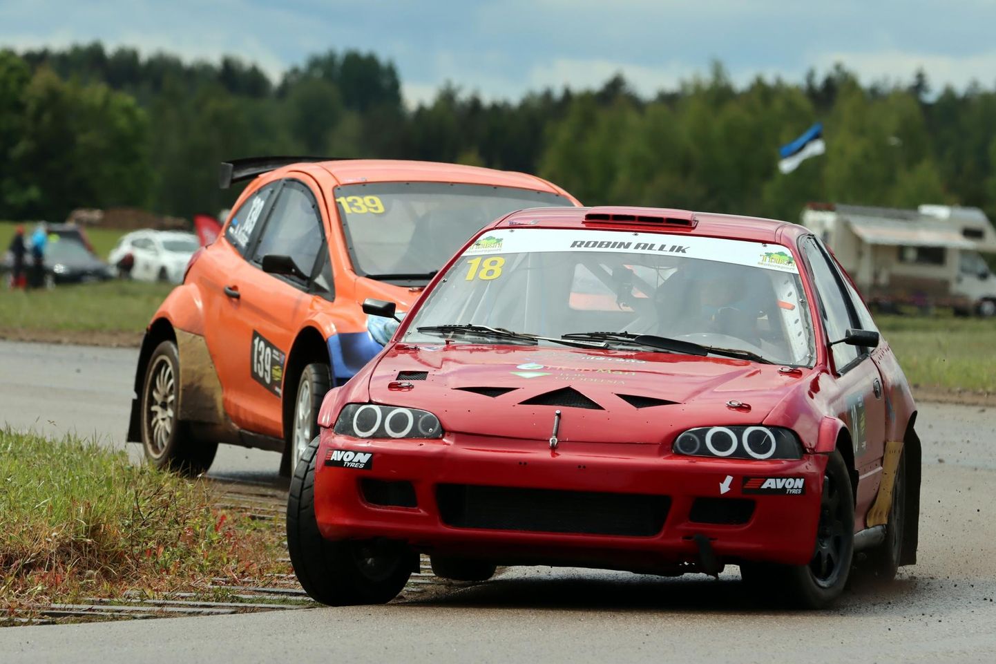 Eesti rallikrossi meistrivõistluste kolmandal etapil võttis Robin Allik  Super 1600 võistlusklassis võidu vaid kolme sajandiksekundiga.