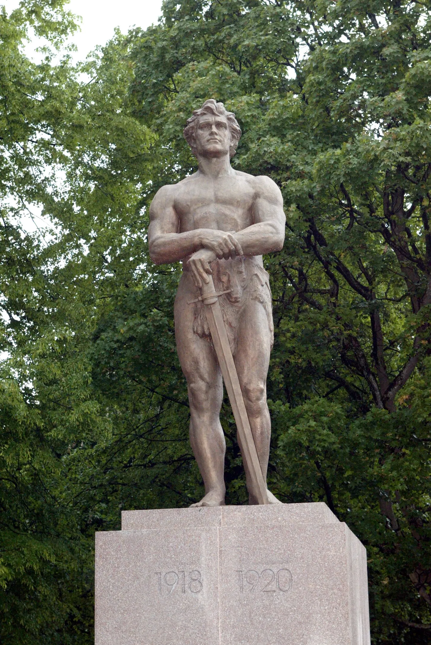 Kaitsetahte aluseks on armastus kodu, lähedaste ja Eestimaa vastu. Pildil vabadussõja monument  «Kalevipoeg».